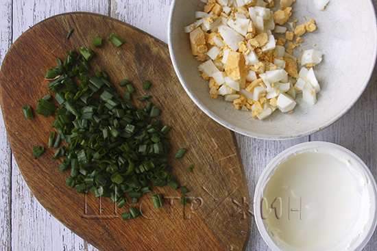 Как готовить яичный салат с зелёным луком.