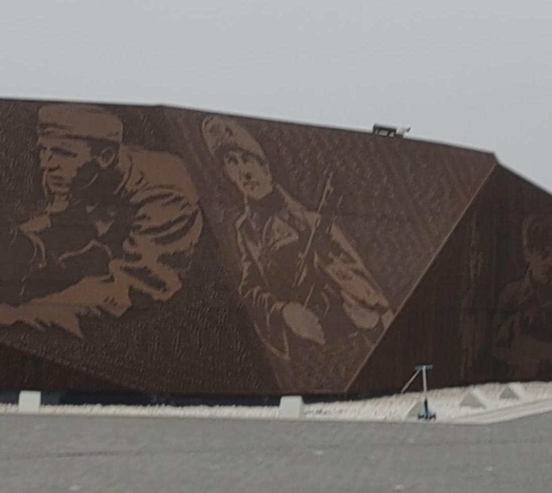 фамилии солдат "скаладываются" в портреты 