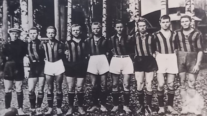 Футбольная команда клуба 1-го Мая: Мошонкин, Скрябин, В. Малышев, И. Алеев, С. Русских, Н. Огородников, Н. Соковнин, П. Ведерников, Несмелов.