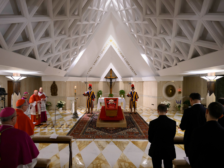 Кардинал Кевин Фаррелл, камерленго Апостольской палаты, председательствует на церемонии констатации смерти Папы Франциска в часовне Дома Святой Марты. Фото: Vatican Pool/Getty Images