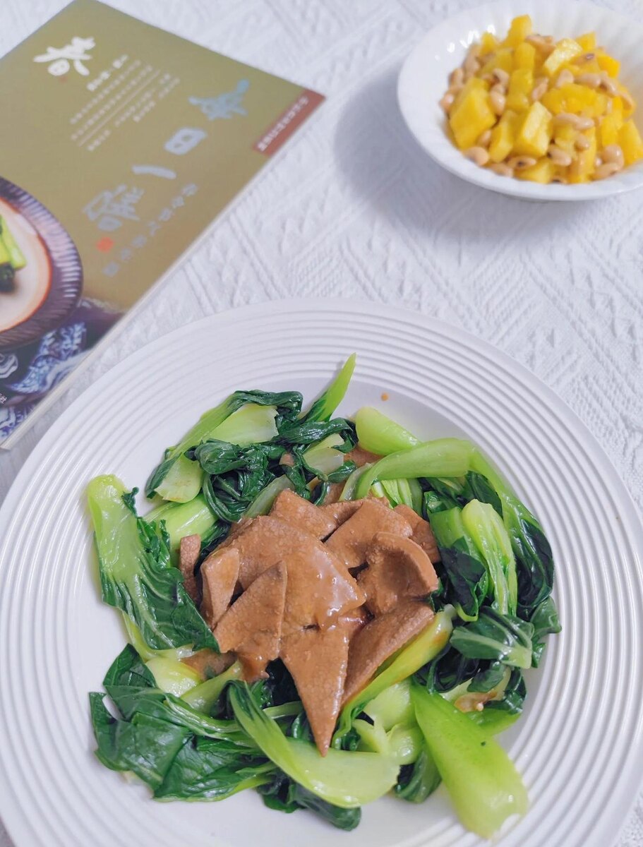 Салат пак-чой или другие овощи с жареной свиной печенью. Источник изображения: baidu.com