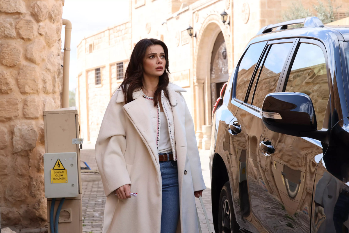 кадр из сериала "Далекий город"