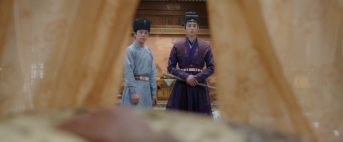 Кадр из дорамы. Главный евнух бюро "Чжаодин" - Сяо До - убеждается в смерти императора
