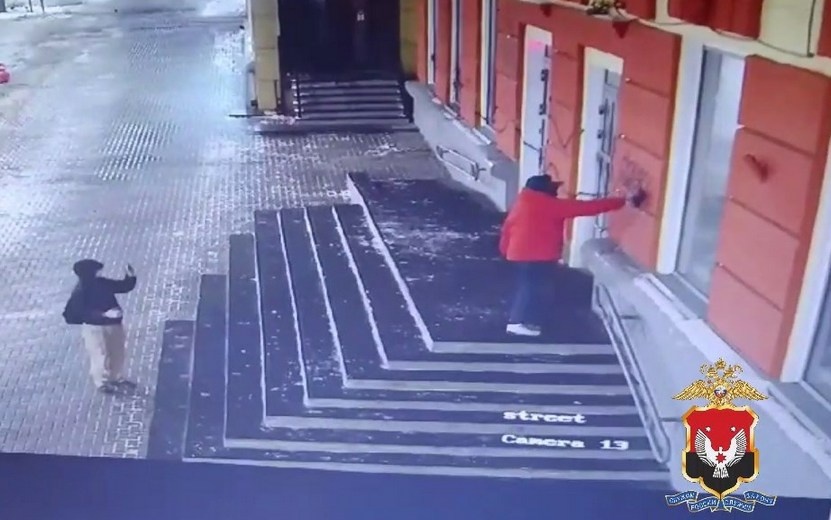    Испортивших обновленный фасад «сталинки» на ул. Пушкинской молодых людей оштрафовали в Ижевске