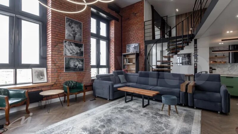     Стильная двухуровневая квартира с телескопом продается в Барнауле за 20 млн рублей «Авито»