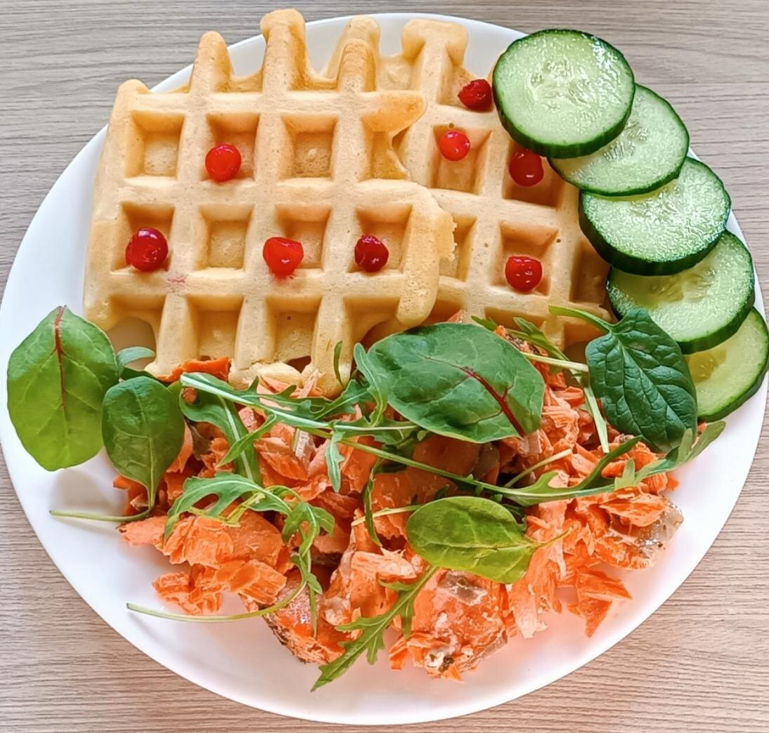Вафли, нерка и овощи от Даши Коноваловой. 