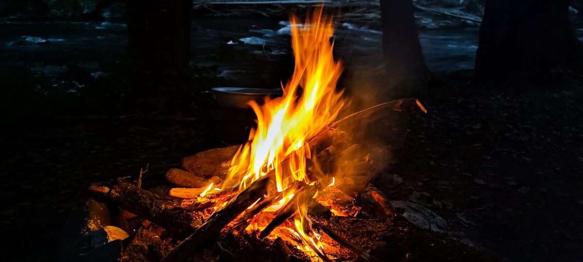 Костер в тайге.