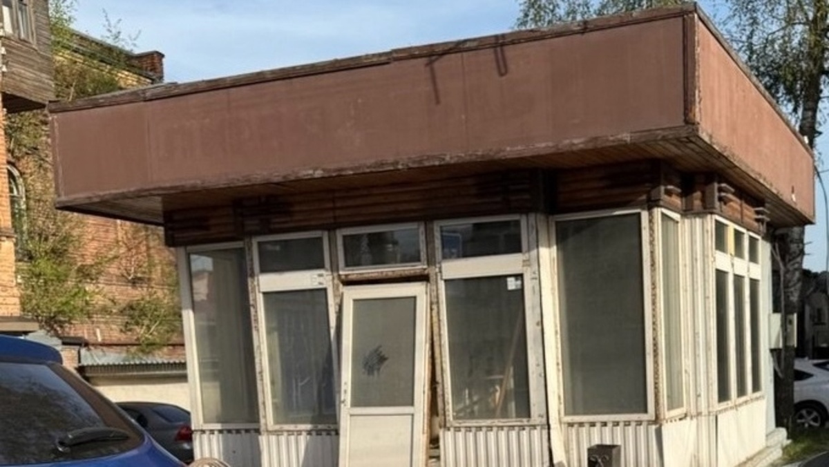    В Курске начался снос заброшенных ларьков