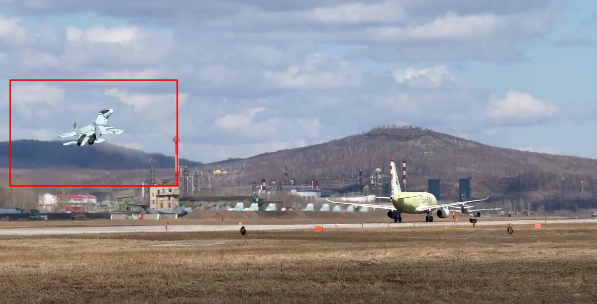   Истребитель Су-30 затмил собой «Суперджет» SJ-100 на видео тестового полета