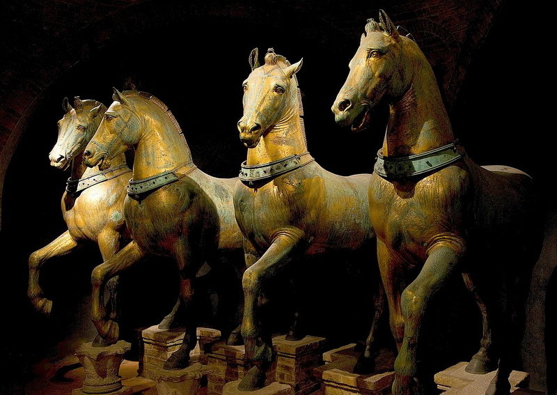 Бронзовая скульптурная группа, изображающая квадригу, украшает фронтон собора Святого Марка в Венеции. Изначально скульптуры находились над аркой главного входа на ипподром в Константинополе, пока венецианцы не увезли их как трофей во время разграбления города в 1205 году.