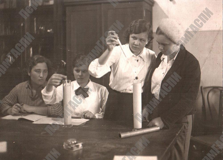 Микробиологи освоили выпуск дизентерийного бактериофага. Фото: Пермский государственный архив социально-политической истории