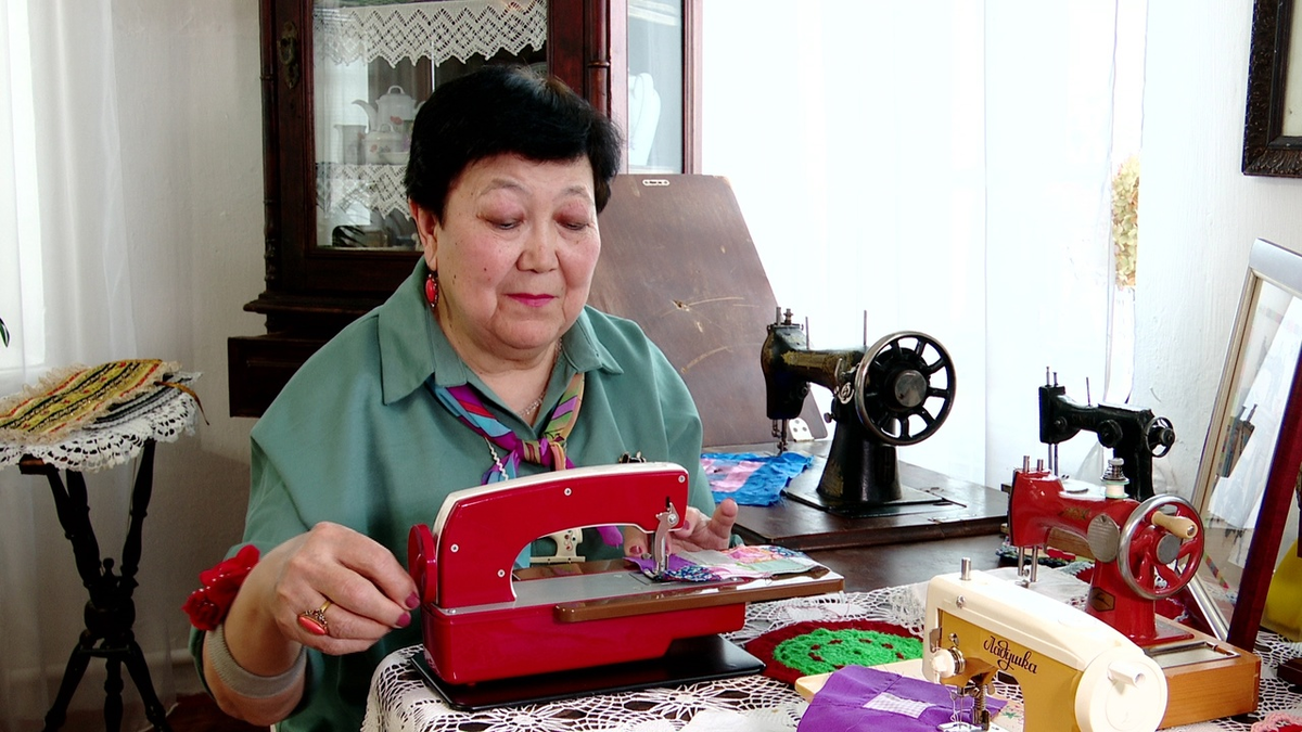 Факия Алишева шьёт с детства и уже 20 лет коллекционирует швейные машинки
