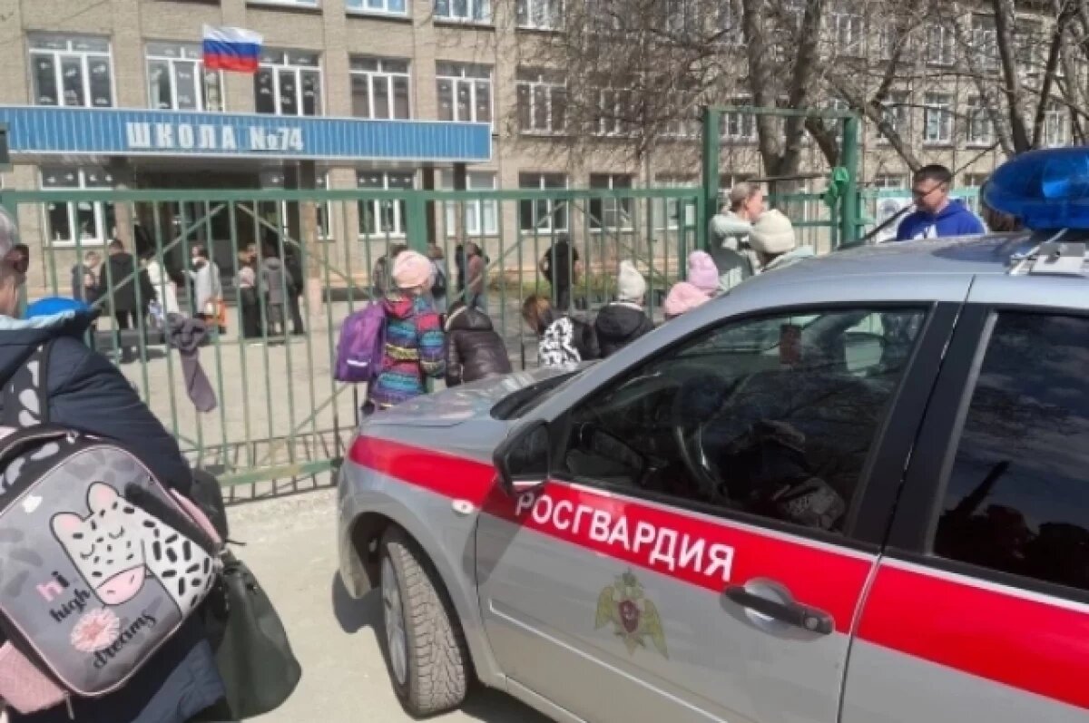    Опубликованы фото эвакуации школы №74 в Новосибирске