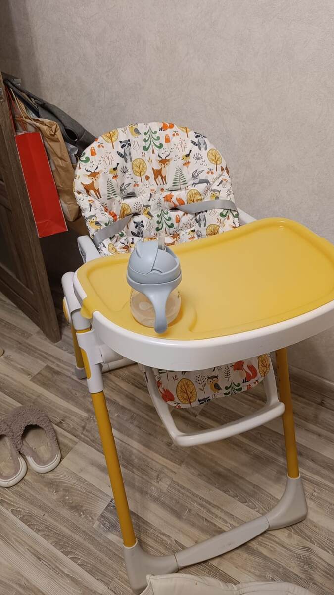 Вот такой стул получился. И им я безумно довольна. Он очень удобно складывается, а столик можно убрать 