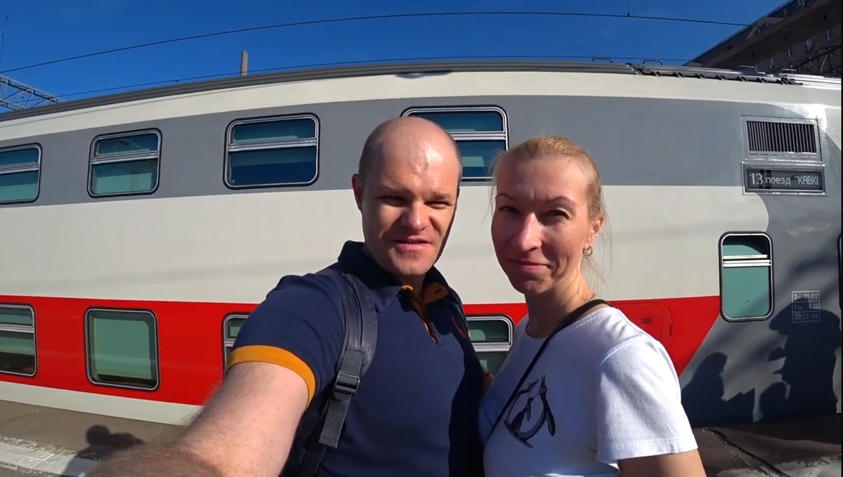 На фоне двухэтажного поезда