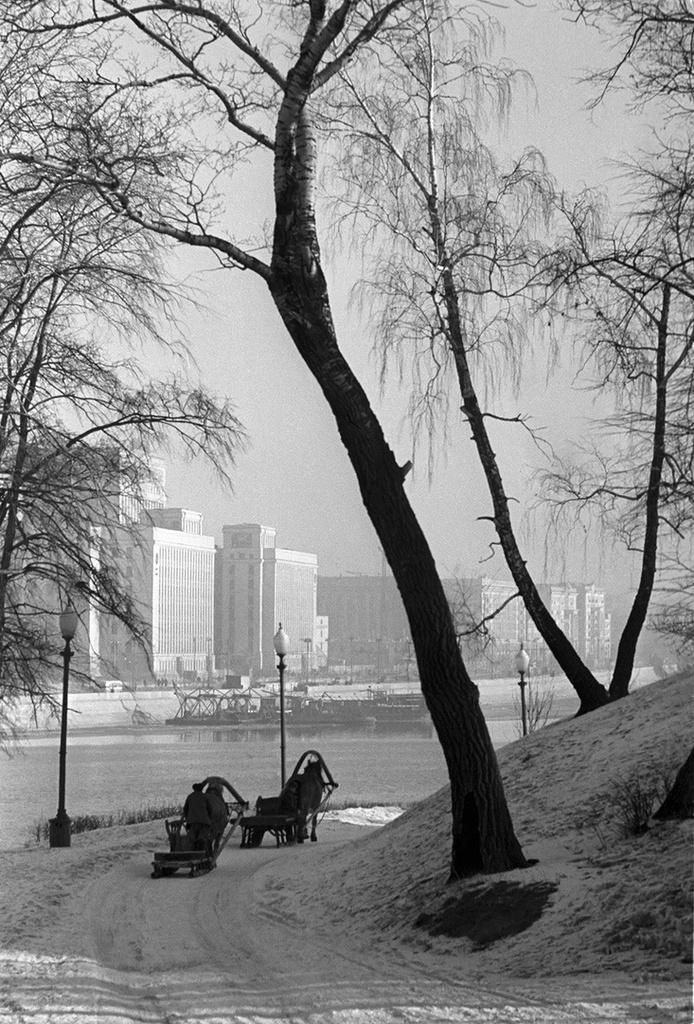 В город. Москва, Нескучный сад. Борис Косарев, 1950-е, г. Москва, семейный архив Марии Косаревой.

