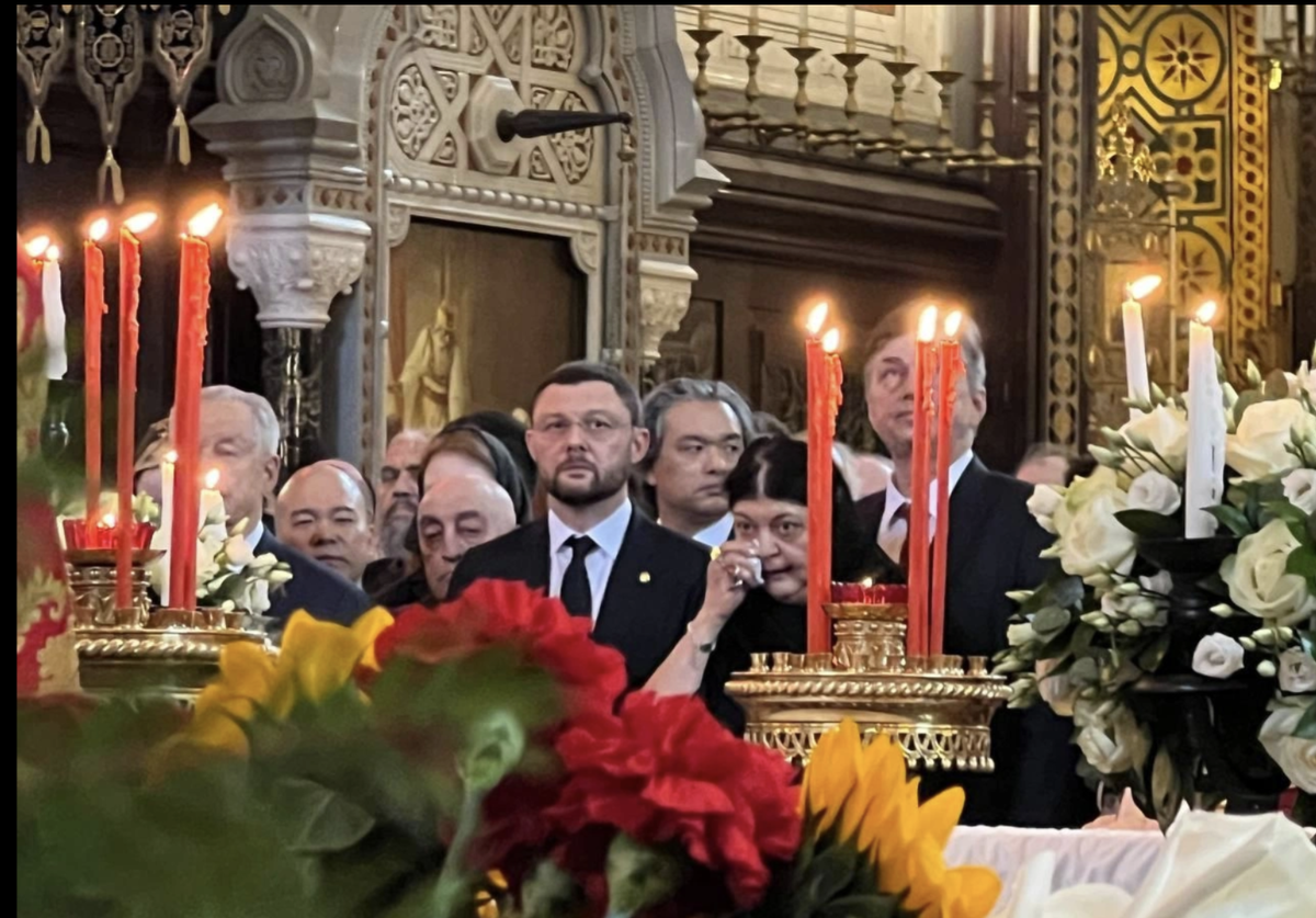 Единственная дочь Зураба Церетели Лика не может сдержаь слез у гроба отца. Рядом с Ликой сын Василий