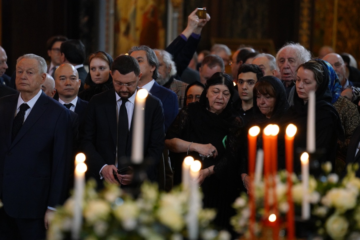 Дочь Зураба Церетели Лика с сыном Василием (с телефоном) Фото: ИЗВЕСТИЯ/Анна Селина