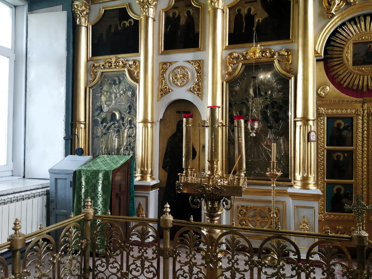 Описываемая икона - крайняя слева в иконостасе за аналоем с зеленой тканью