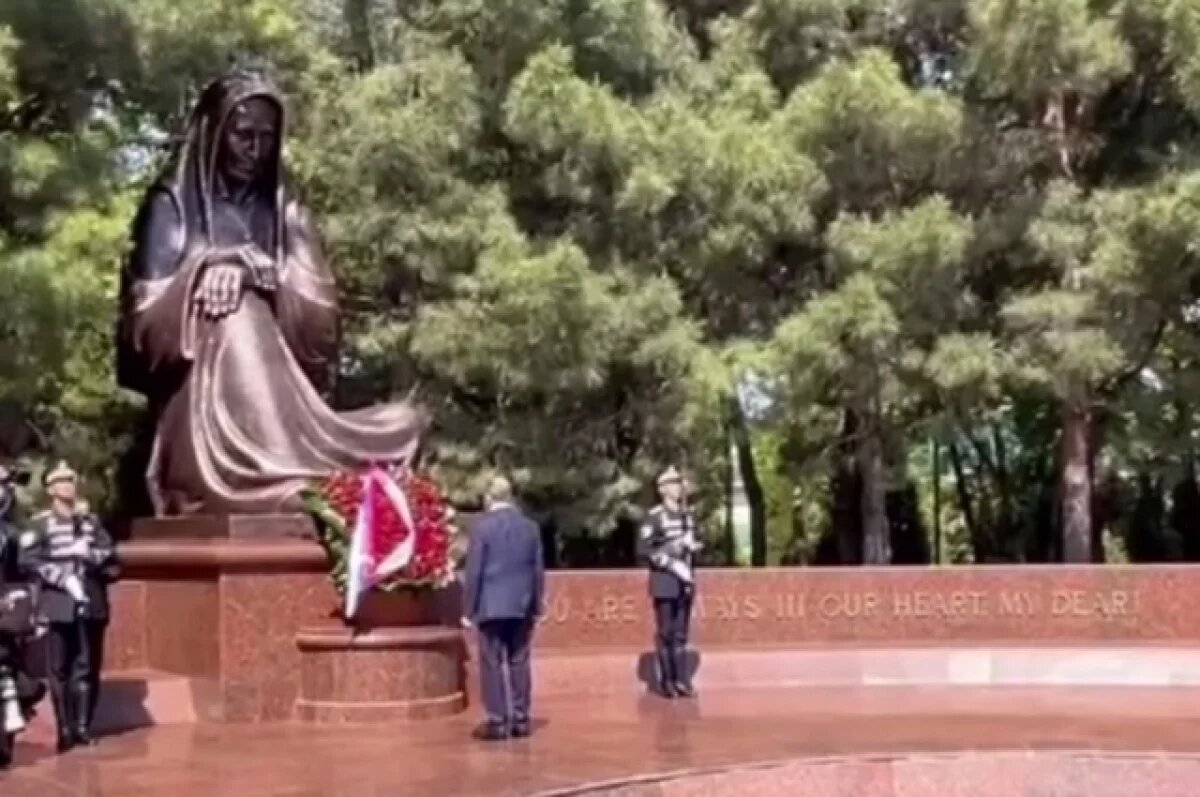    Лавров заметил, что на мемориале в Самарканде нет надписи на русском языке