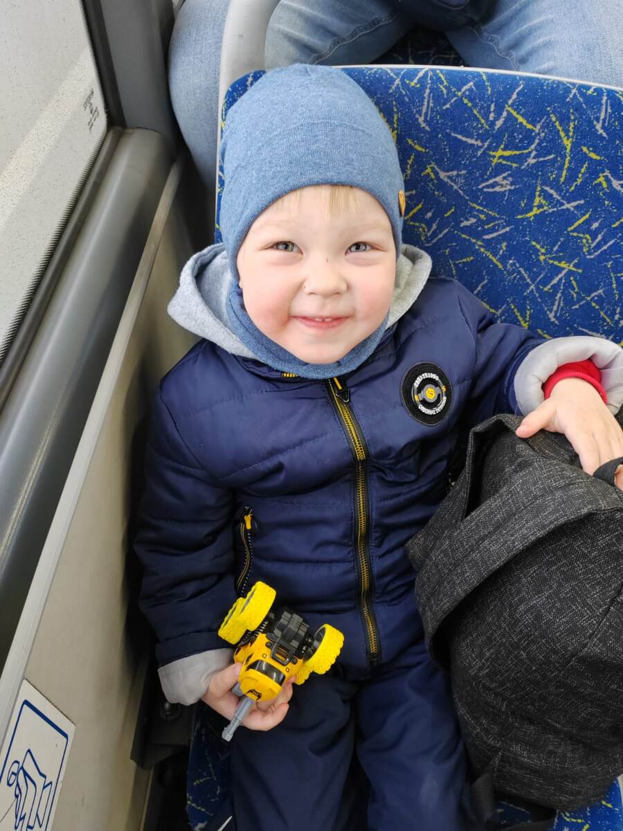 Петя довольный с садика возвращается