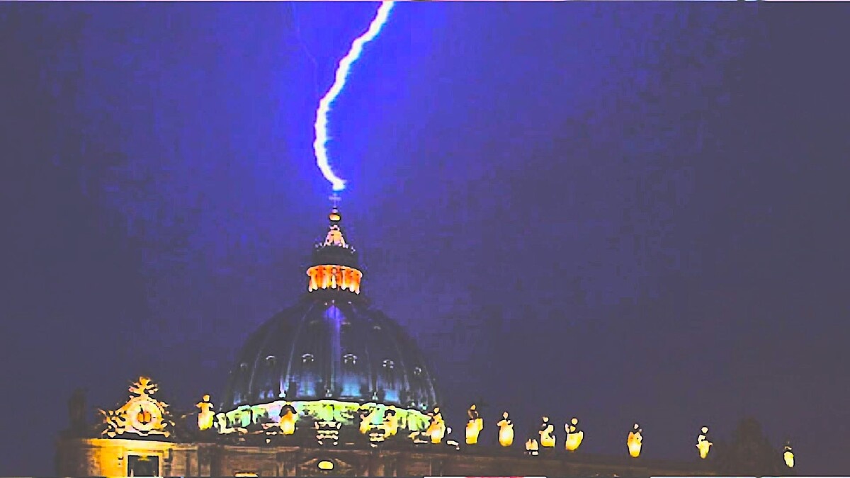 Молния бьёт в собор святого Петра