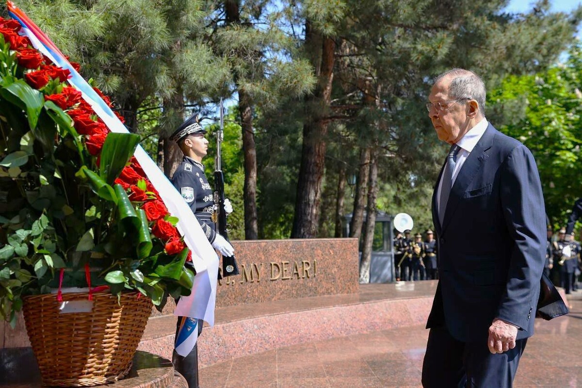    С. В. Лавров принял участие в торжественной церемонии возложения цветов к монументу «Скорбящая мать» / Источник: © Telegram/МИД России