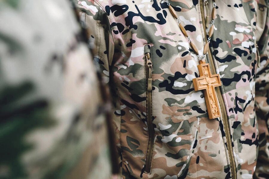    Церковную службу нередко проводят в военной форме. Фото: Курская епархия