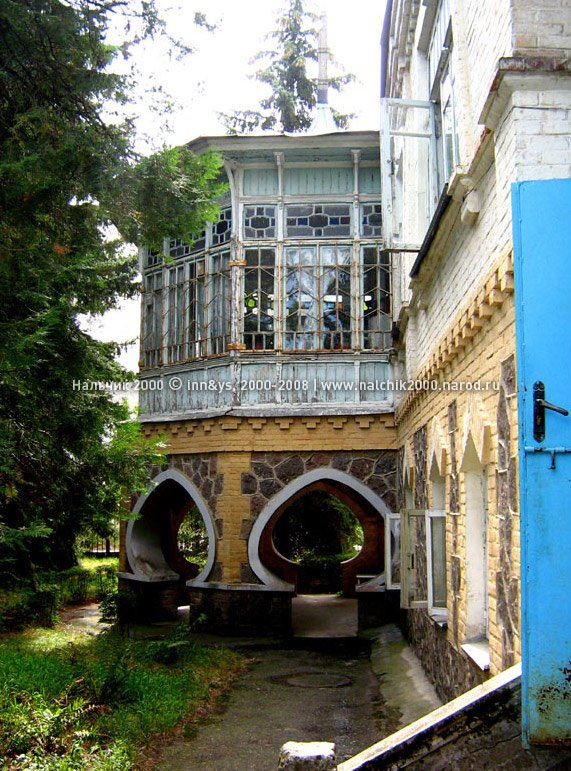 На  фото  дача Сталина, на которой сам он
 никогда не отдыхал, видели мы в 1951 году там
 маршала Будённого...