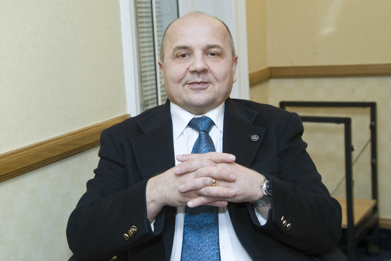 Виктор Суворов (настоящее имя — Владимир Резун),