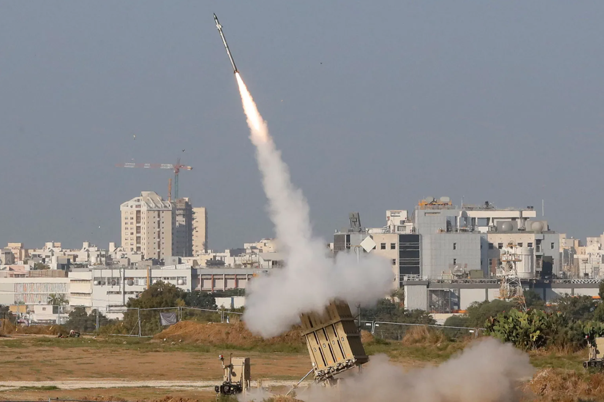 Ракета-перехватчик «Тамир», запущенная с батареи противовоздушной обороны «Железный купол» в Ашдоде, Израиль, 12 ноября 2019 года. 