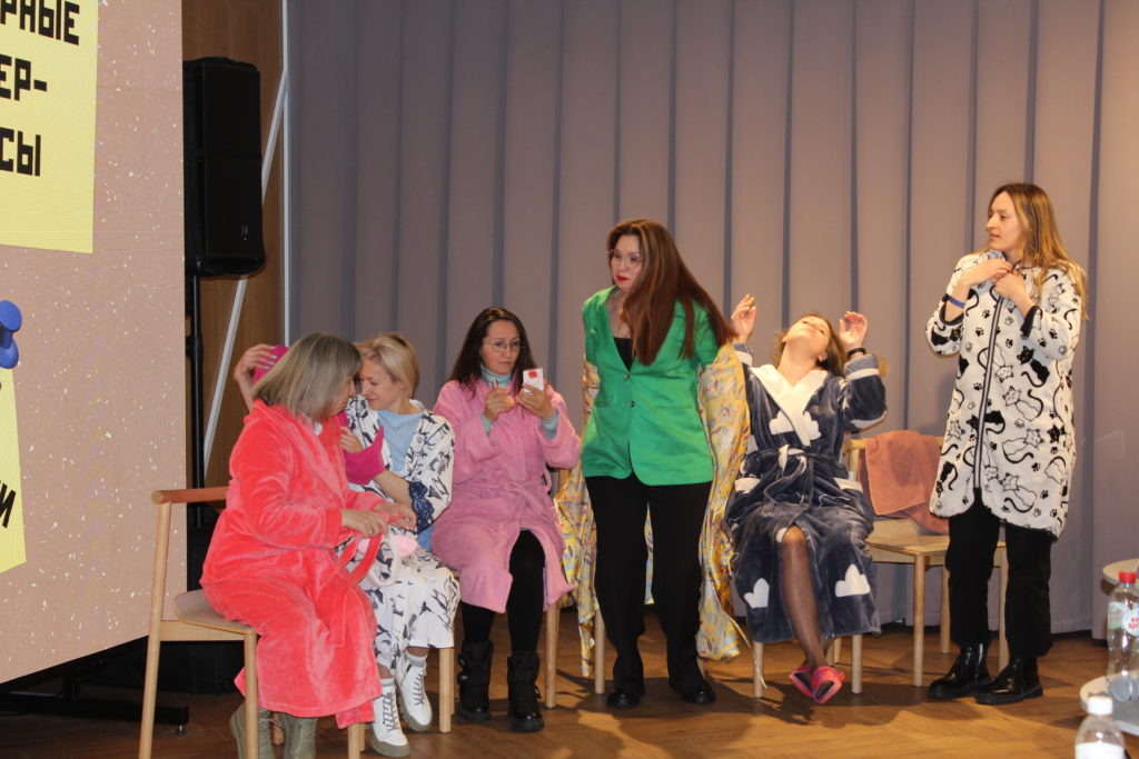 Авторы некоторых проектов превратили защиту в театрализованные шоу.