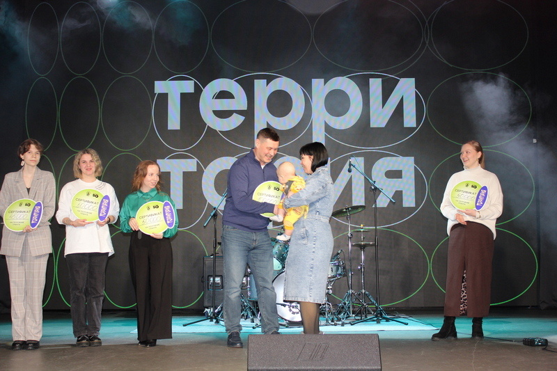 Игорь Шевелев награждает победителей конкурса. Валентина Протопович вышла на сцену со своим младшим сыном.
