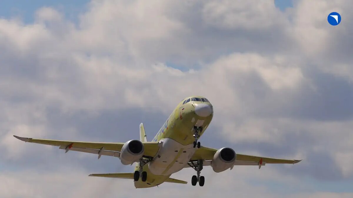    Самолёт «Суперджет-100».