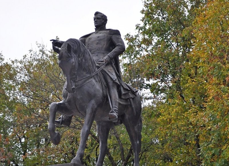 Алексей Петрович Ермолов – один из самых ярких русских военачальников, чье имя стало символом доблести, стратегического гения и беззаветного служения Отечеству. Он прошел через войны с Наполеоном, покорял Кавказ, управлял огромными территориями и остался в памяти потомков как человек железной воли и непоколебимых принципов.