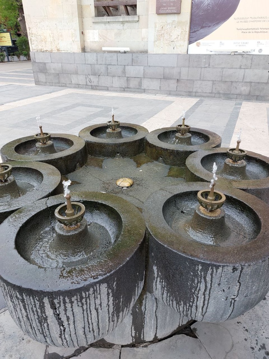 Очень красивое сооружение из 7 отдельных питьевых фонтанчиков