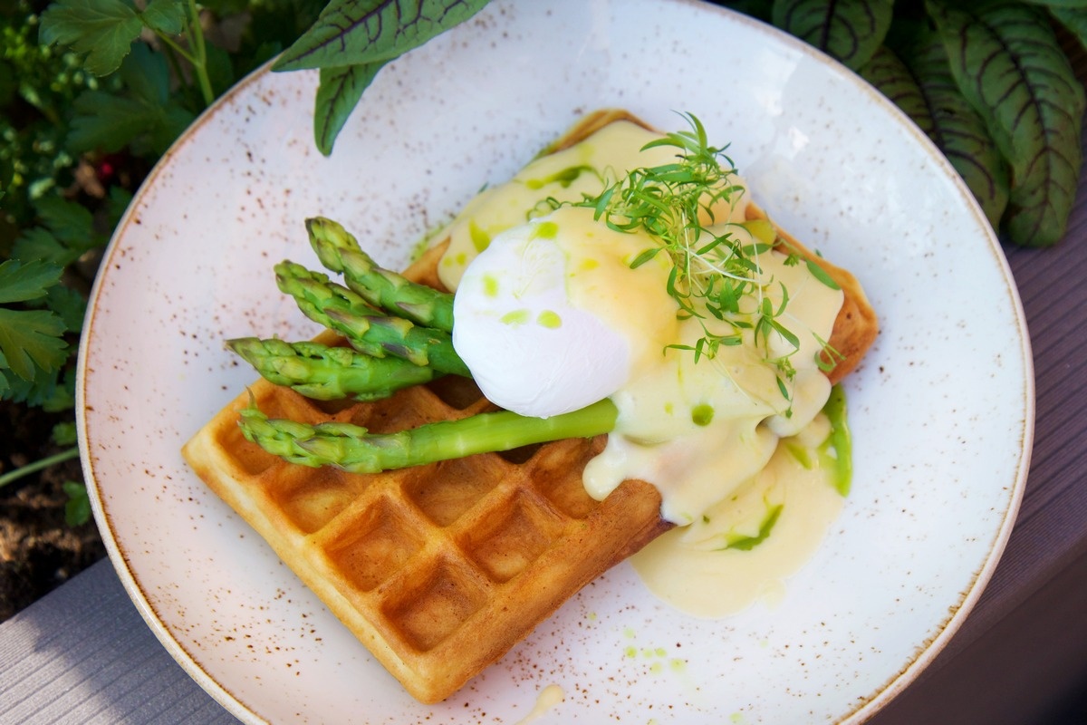 Вот, например, гламурный завтрак с вафлей