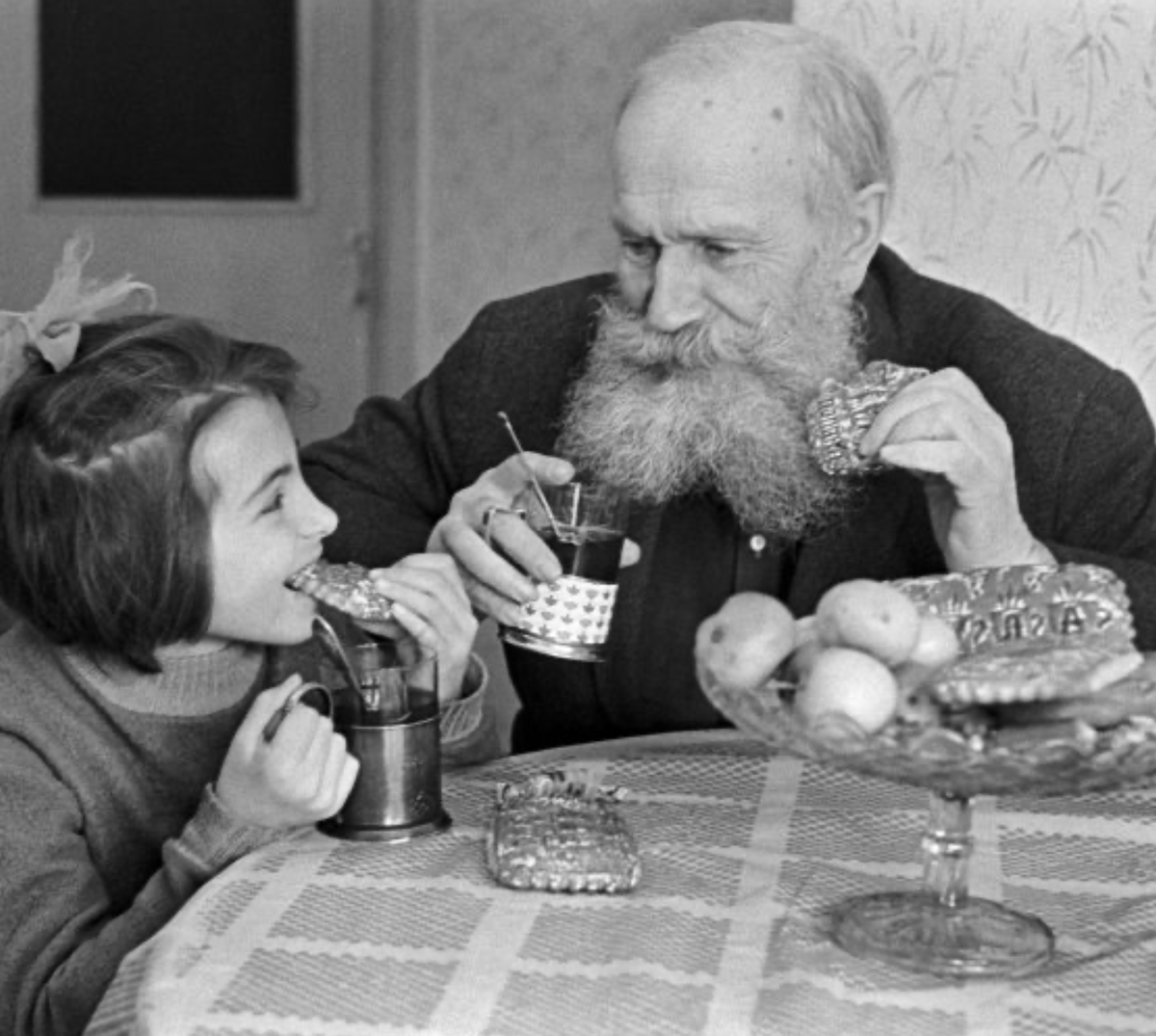 Тула. Чаепитие с тульскими пряниками. 1969 год / Петр Маслов / ТАСС / Родина