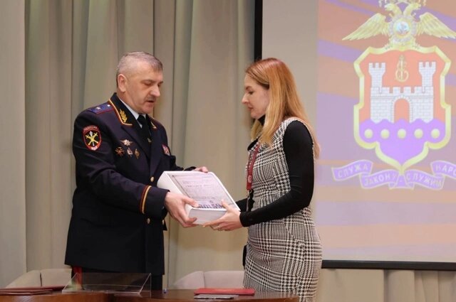    Дело вручает начальник УМВД России по Калининградской области генерал- майор полиции Александр Сокрутенко Фото: Калининградский областной историко-художественный музей/ Александр Щеглов