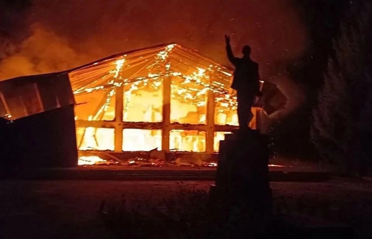    Выжигают деревни.