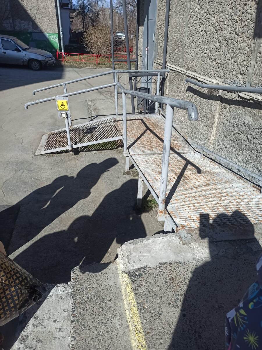 Пандус на входе имеется, но на третий этаж подняться маломобильным гражданам невозможно без сторонней помощи.