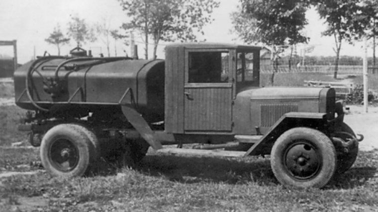 Первый цех «Кургандормаша» работал под протекающей крышей в здании драмтеатра, но производство не останавливалось ни на день. Фото: Архивные фото предприятия «Кургандормаш»