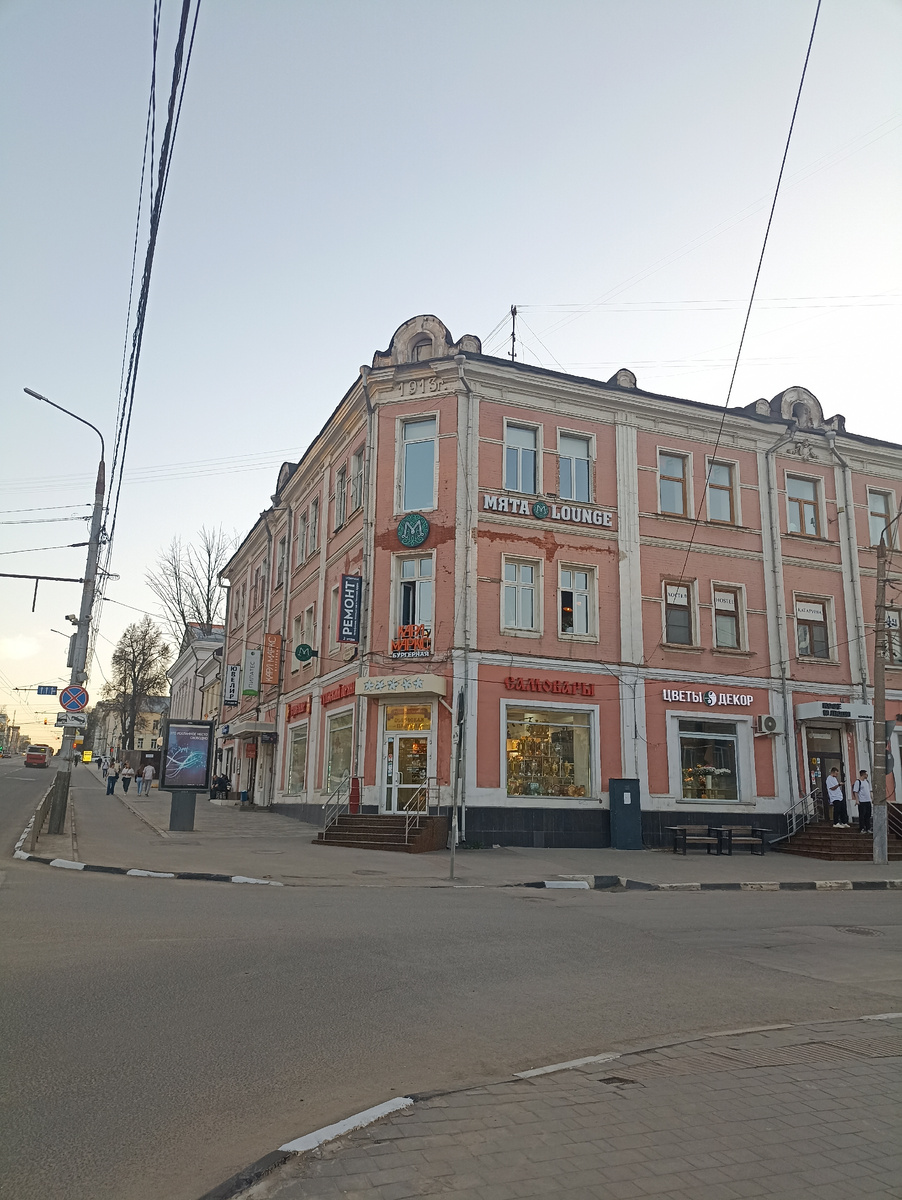 Бургерная в этом здании, вход с проспекта Ленина