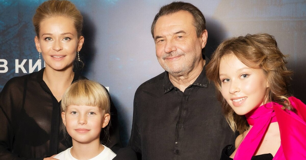 Юлия Пересильд и Алексей Учитель с детьми