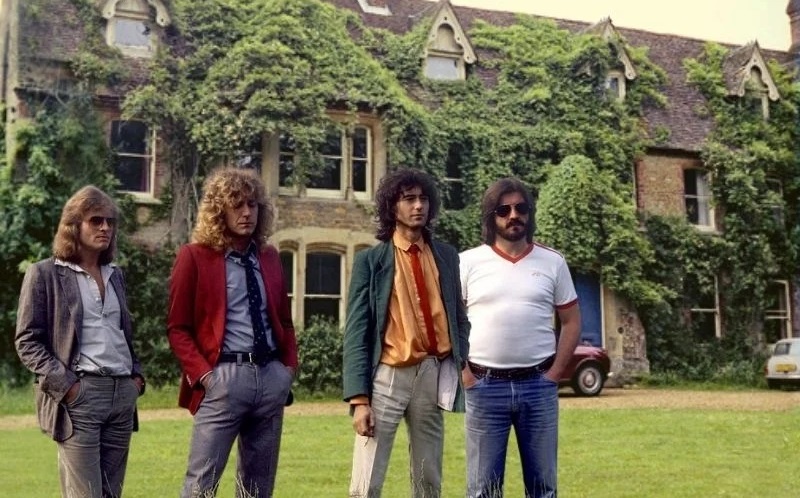 Группа Led Zeppelin на фоне особняка Headley Grange, известного музыкального убежища в Англии