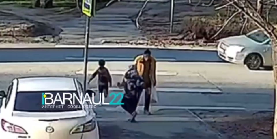    В Барнауле ребенок выбежал под машину. Источник: Кадр из видео