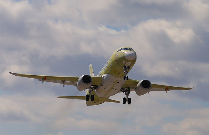   Самолет SSJ-100 с отечественными двигателями ПД-8.Ростех