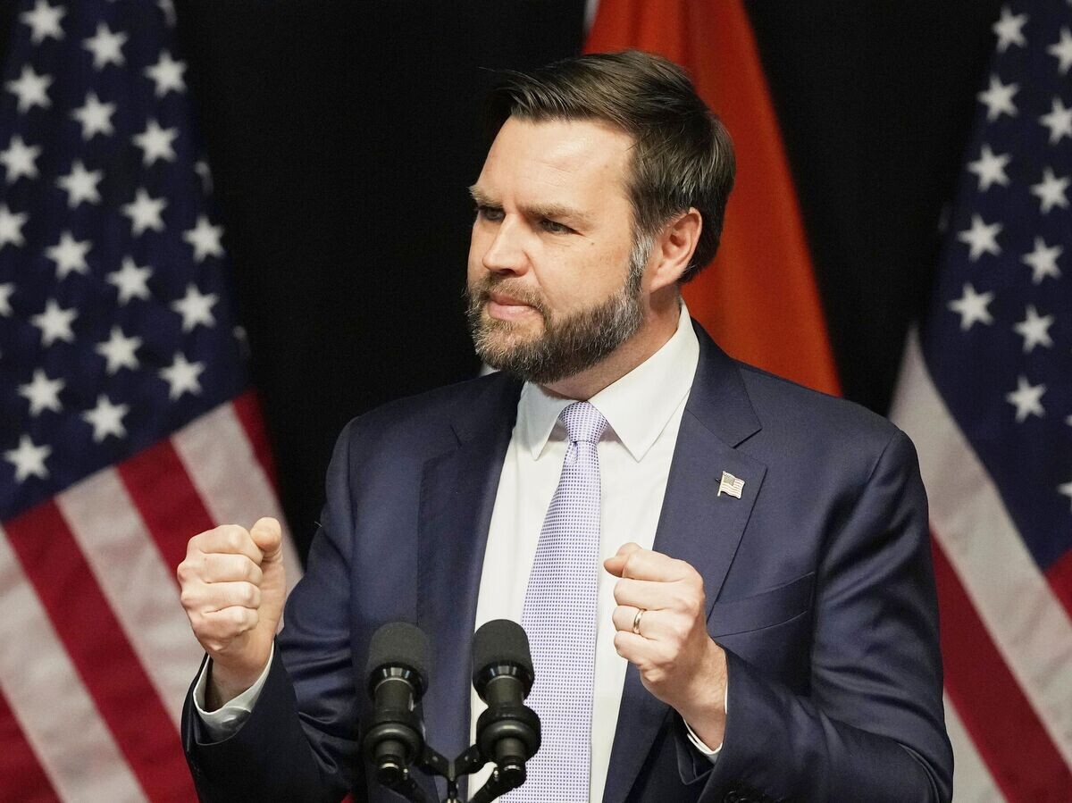    Вице-президент США Джей Ди Вэнс во время выступления в Международном центре Раджастхана в Джайпуре© AP Photo / Manish Swarup