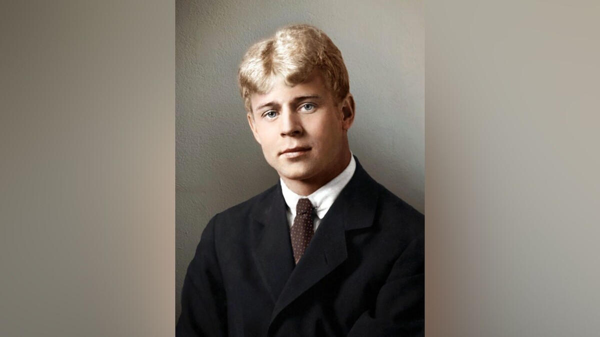 Сергей Есенин родился в 1895 году в крестьянской семье в селе Константиново Рязанской губернии. Выучился писать он с пяти лет, а в девять начал писать стихи. Так же стремительно ворвался он и в русскую литературу
Источник: https://kulturologia.ru/blogs/230518/39049/