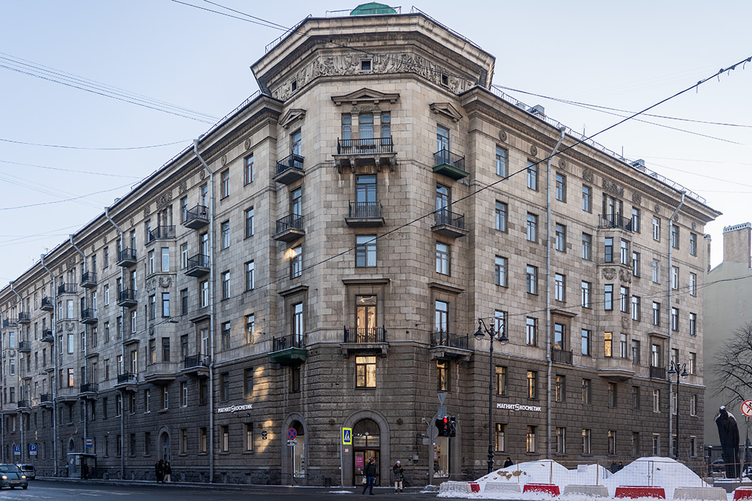 Здание на Английском проспекте